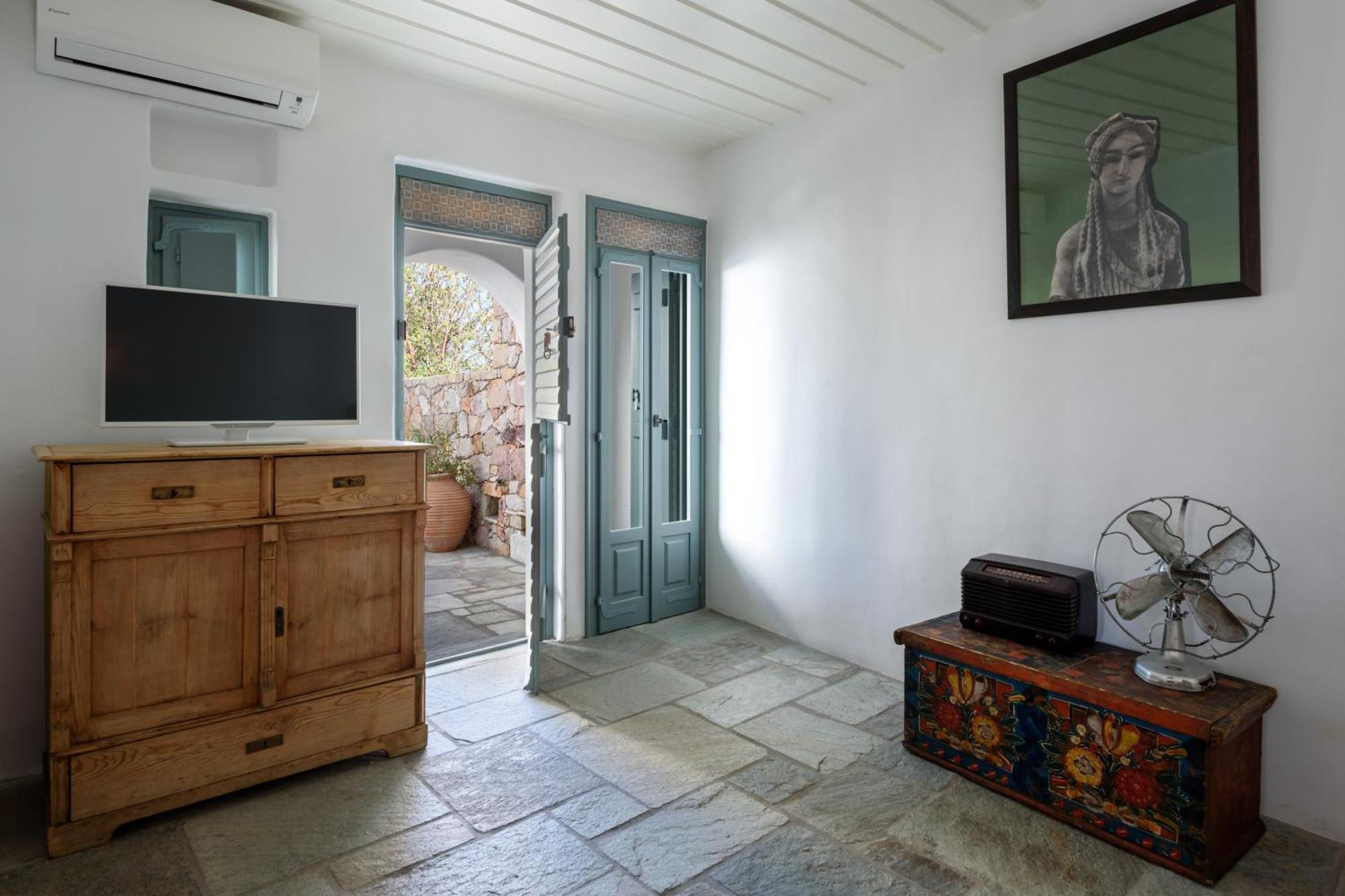 Mezzolovero Suites Kimolos Luaran gambar