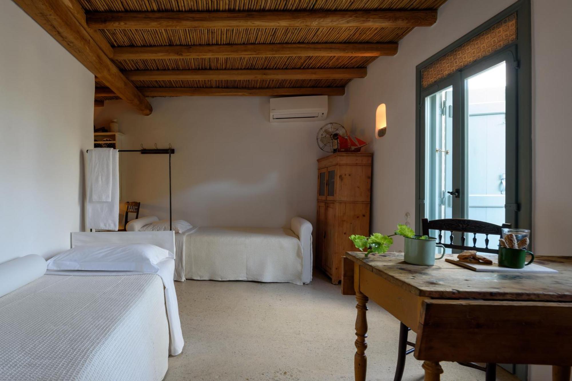 Mezzolovero Suites Kimolos Luaran gambar