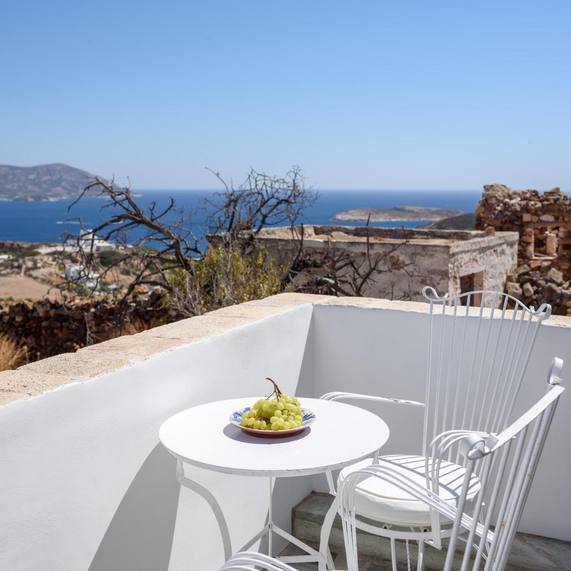 Mezzolovero Suites Kimolos Luaran gambar