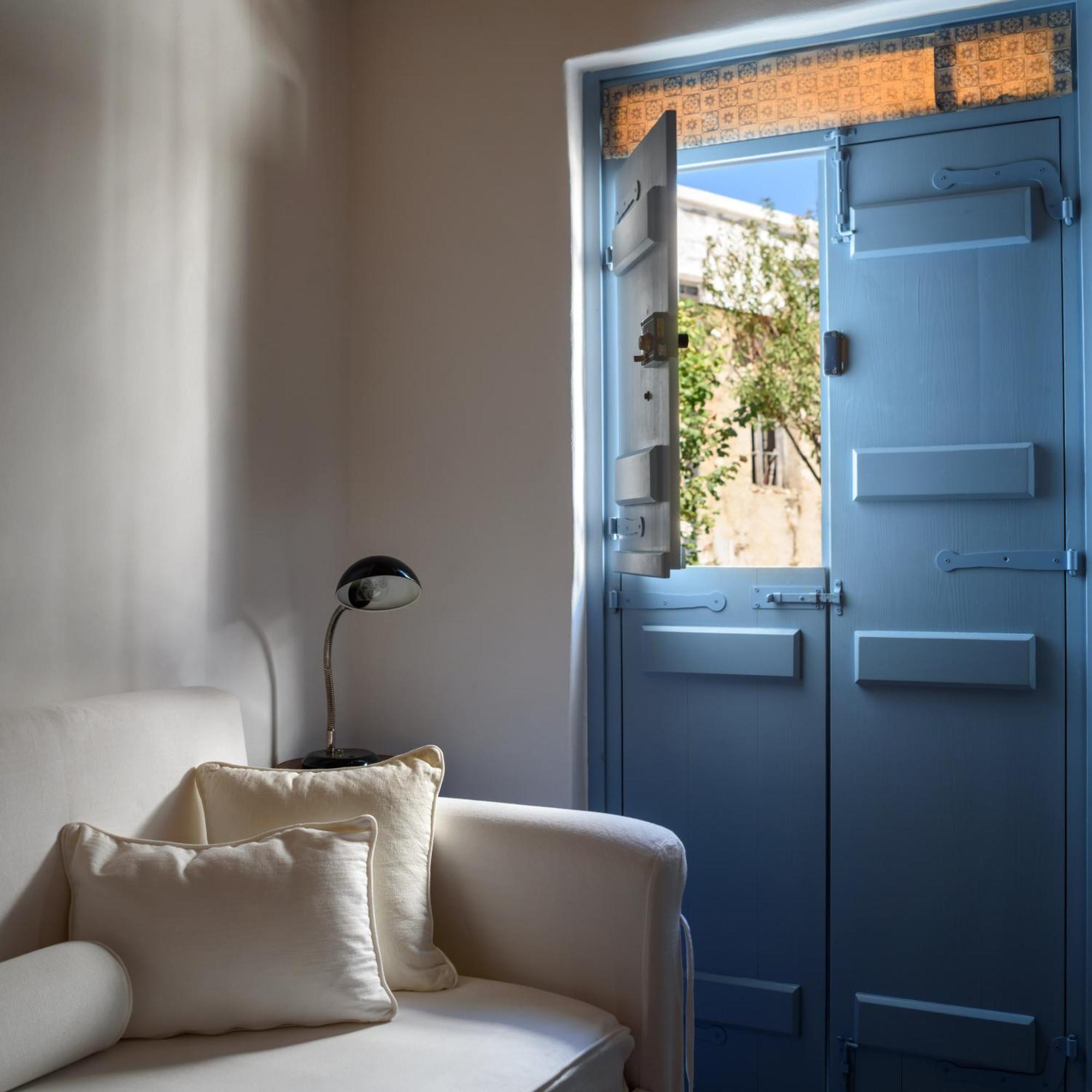 Mezzolovero Suites Kimolos Luaran gambar